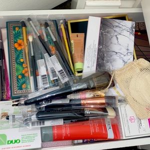 With every order you will get free makeup 💞